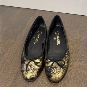 CHANEL Women's Black and Gold Loafers
